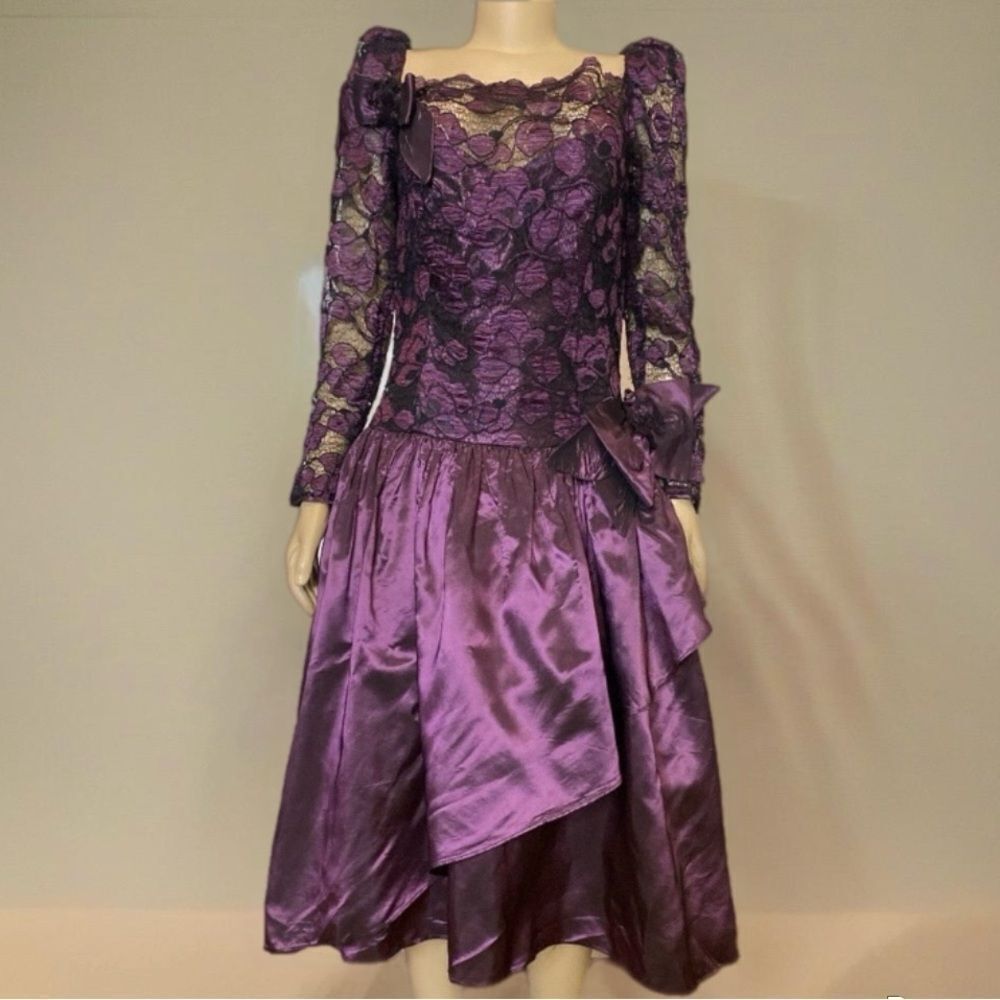 Moody 1980’s Purple Satin Black Lace Double Bow Party Prom Dress PTP 18.5”